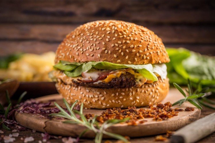 ساندويتش البرجر على طريقة المطاعم: طبق شهي تحضره في منزلك